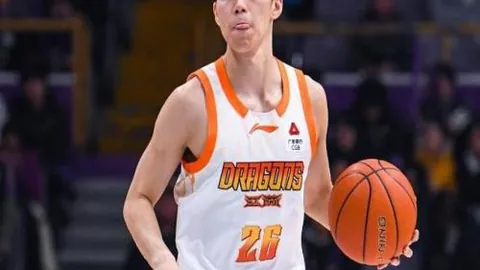 梅西激发球迷欢呼，C罗微笑鼓劲：加油！12分钟内独造两球，MVP榜单再添辉煌